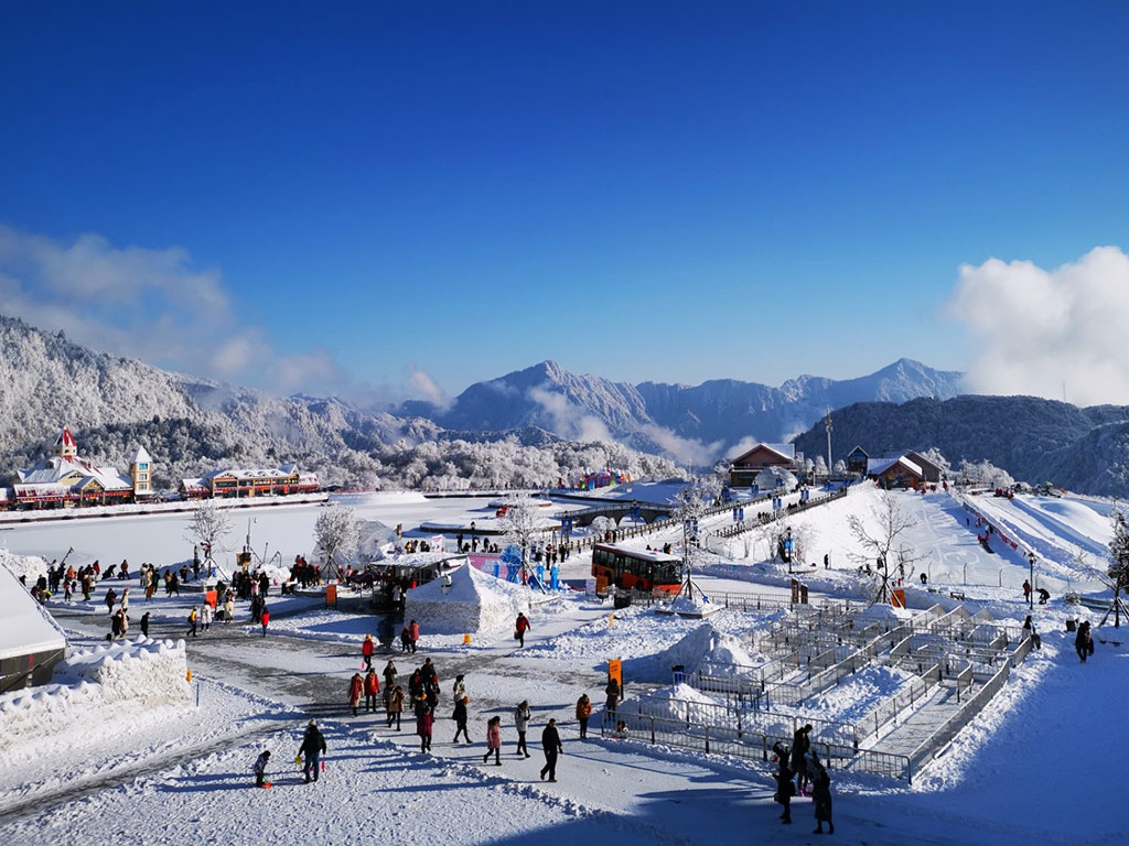 西岭雪山运动场.jpg