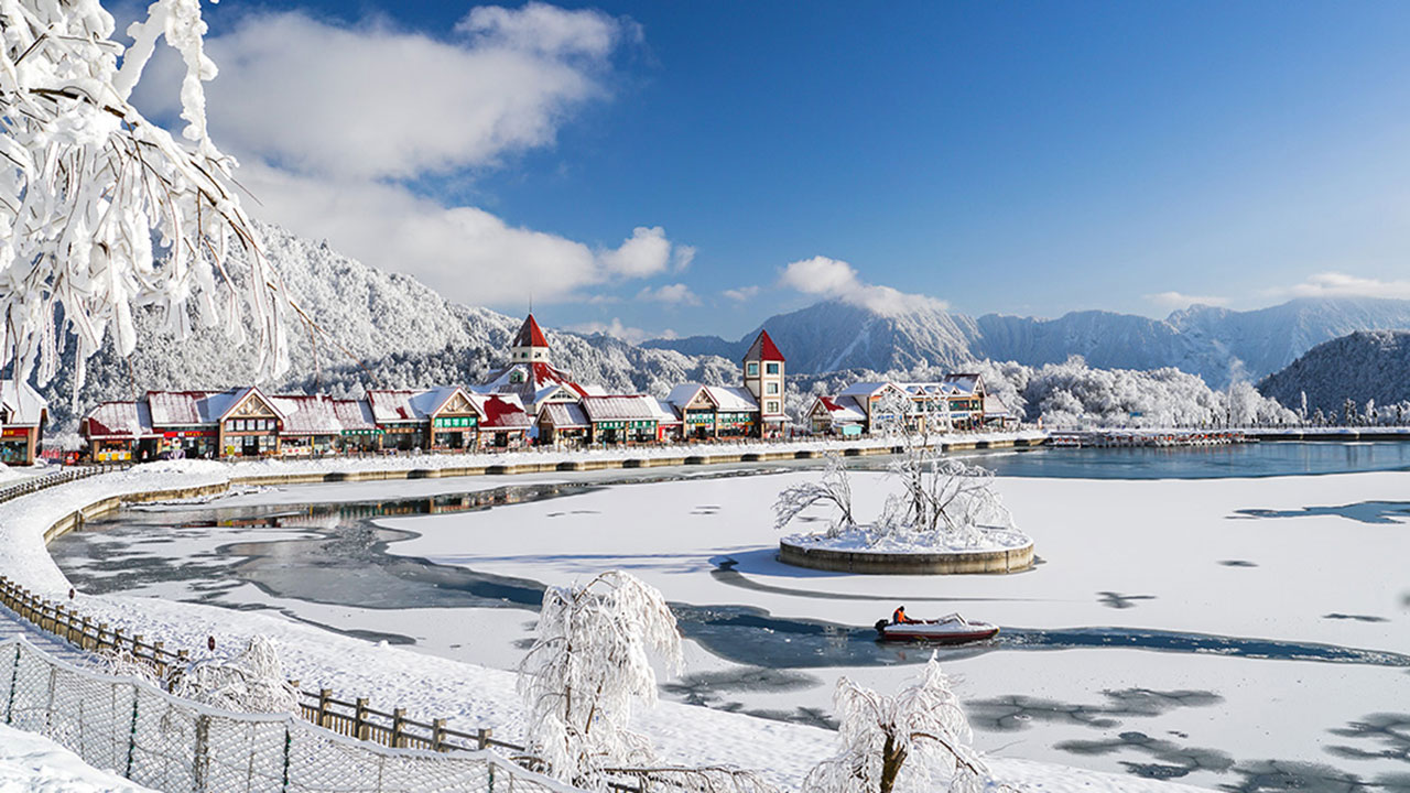 西岭雪山滑雪旅游度假地.jpg