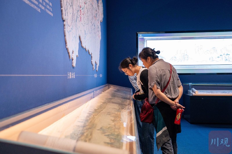 江天万里——长江文化展游客观展.jpg