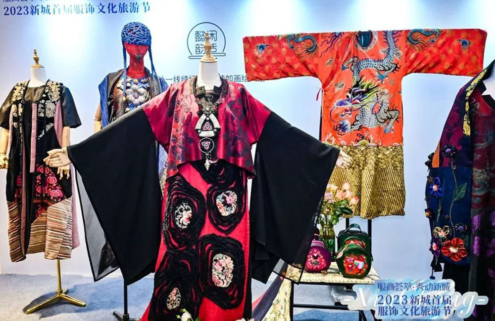 西安市新城区首届服饰文化旅游节现场展品.jpg