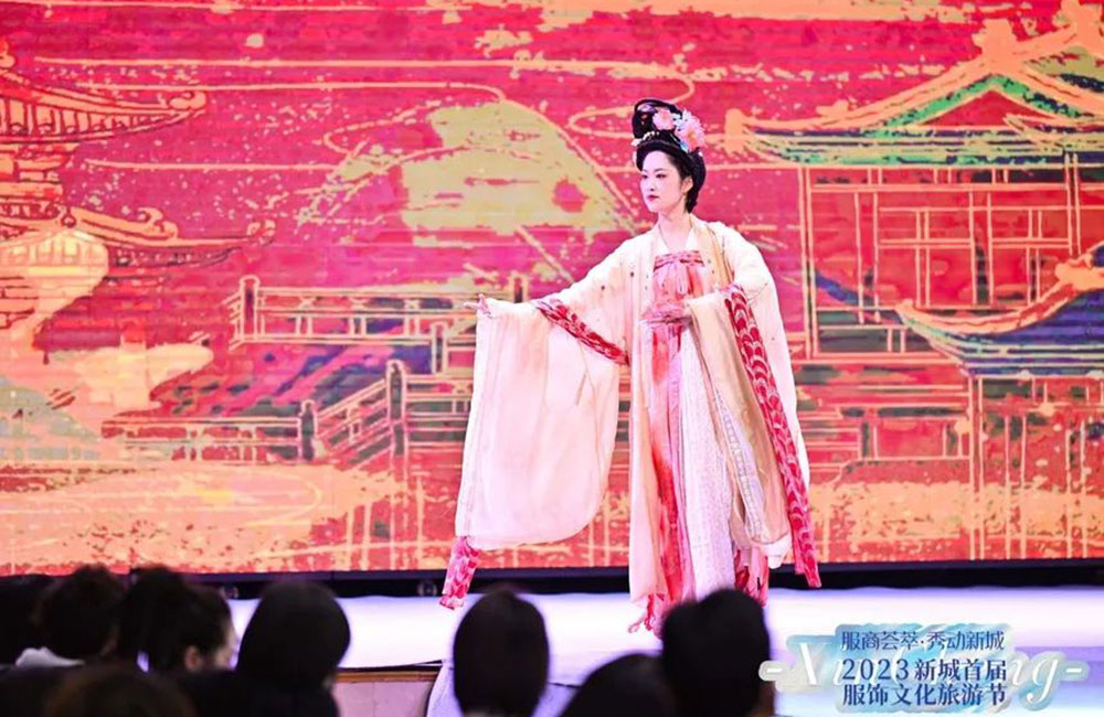 西安市新城区首届服饰文化旅游节文艺表演.jpg