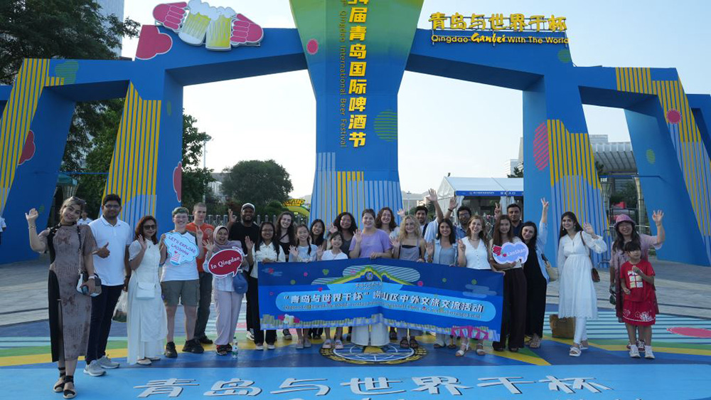 “青岛与世界干杯”崂山区中外文旅交流活动合影.jpg