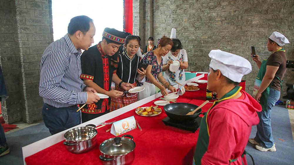 2024年琼中山兰文化旅游节美食展区.jpg