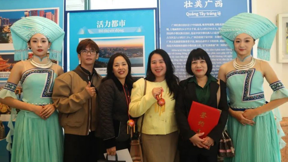 2024广西文化旅游推介会现场合影.jpg