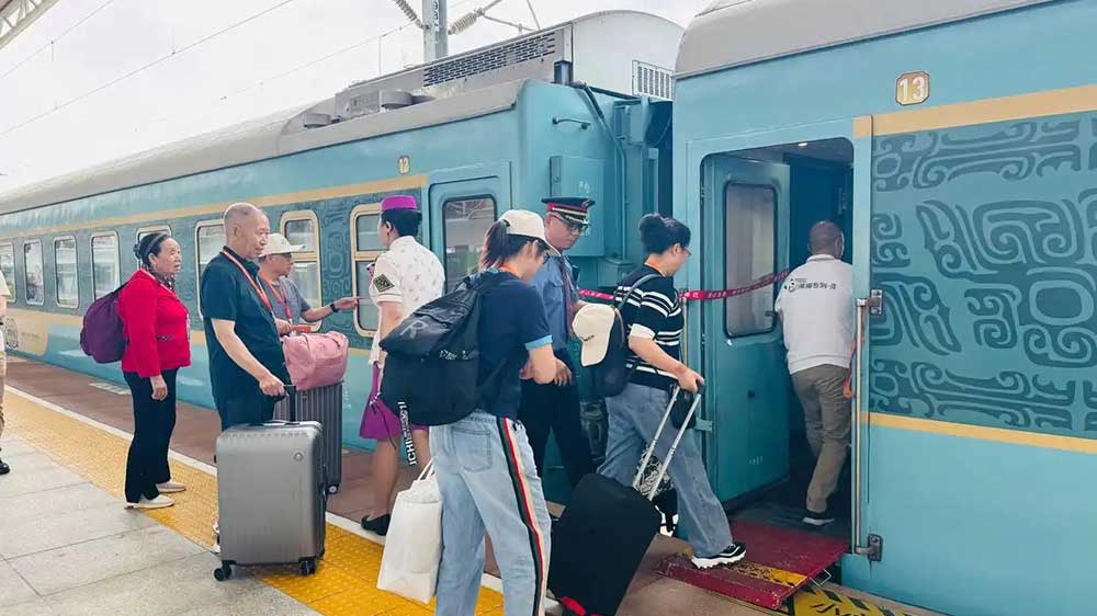 “我的铁路风景”熊猫专列旅游列车.jpg