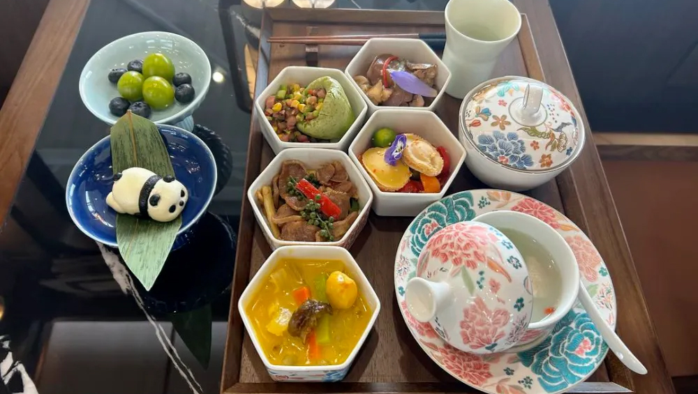 “熊猫专列·锦绣天府号”餐食展示.jpg