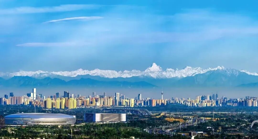 雪山下的公园城市.jpg