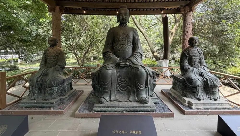 长江之神与二神姝铜像.jpg