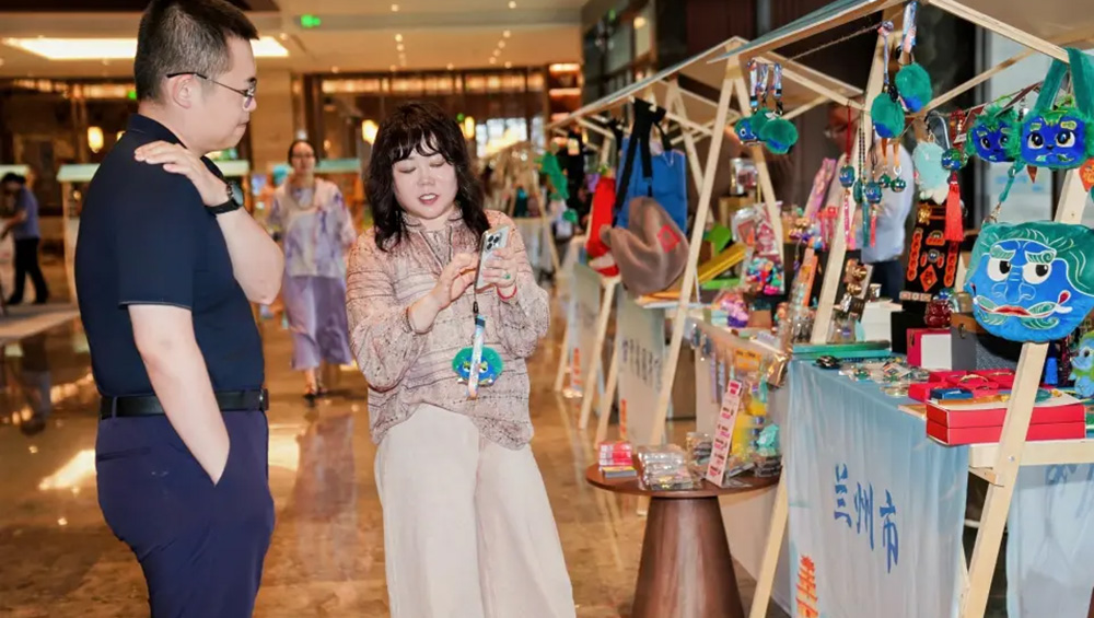 甘肃文旅产业链招商暨精品旅游线路推介会现场展区.jpg