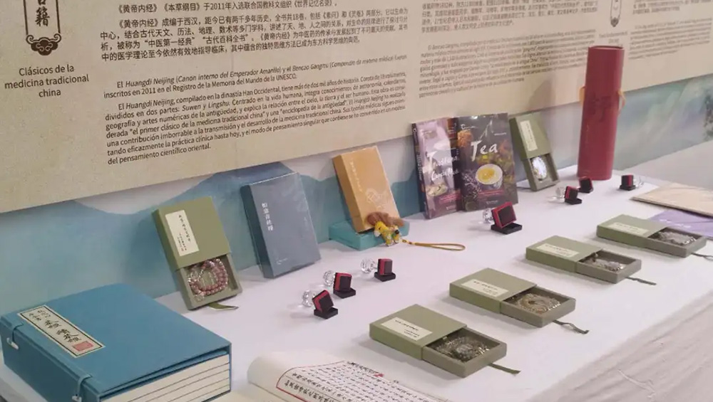 “茶和天下·雅集”暨中国文化月活动现场展品.jpg