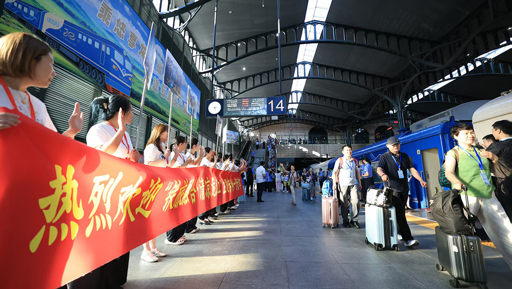 Y761次旅游专列车站.jpg