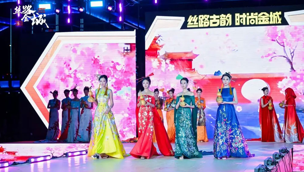 “丝路古韵-时尚金城”非遗文旅融合展演活动现场.jpg