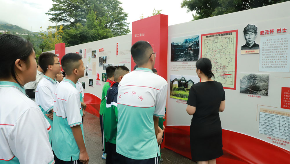 四川省长征英烈专题展主题活动展览区.jpg