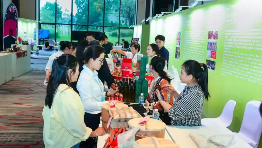 2026巴蜀文化旅游走廊精品旅游线路“英雄之城・红色记忆”专场推介会展区.jpg