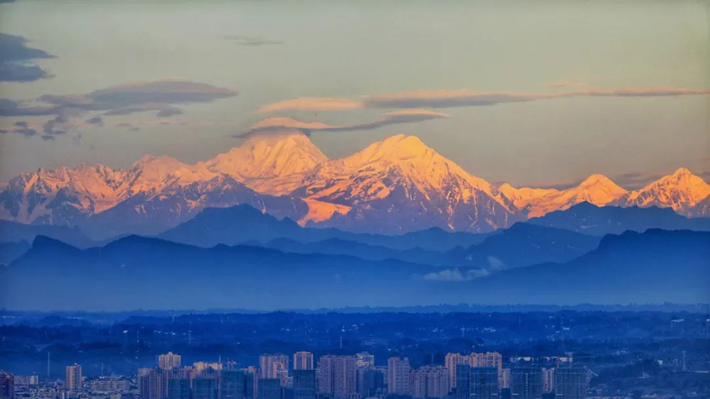 雪山下的公园城市.jpg