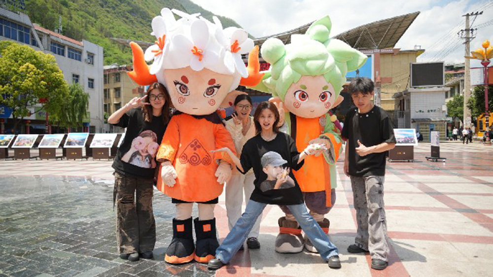 金阳县第十届索玛花文化旅游促消费活动现场游客.jpg